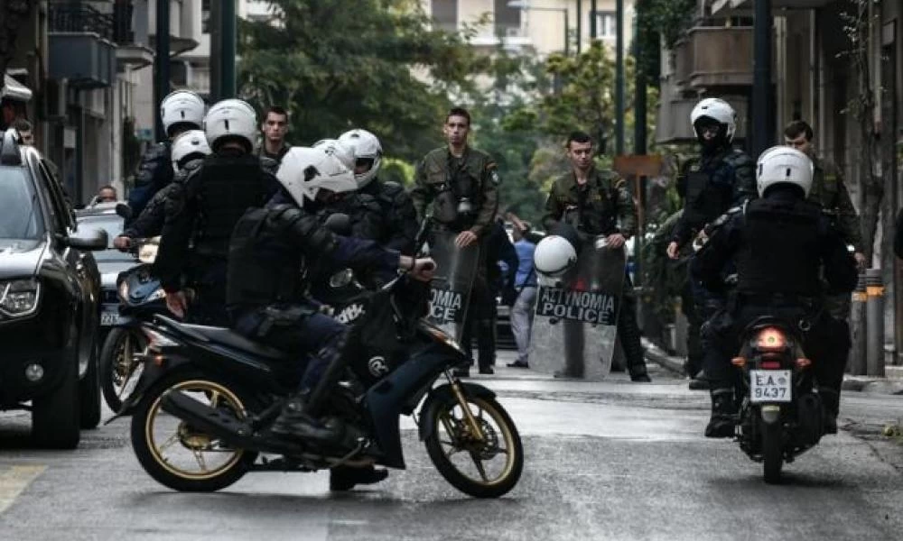 Εξάρχεια: Επίθεση σε αστυνομικούς από ομάδα νεαρών - Ένας τραυματίας